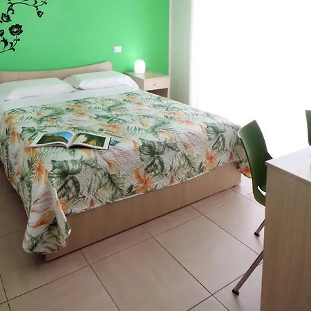 Wave לינה וארוחת בוקר 4*